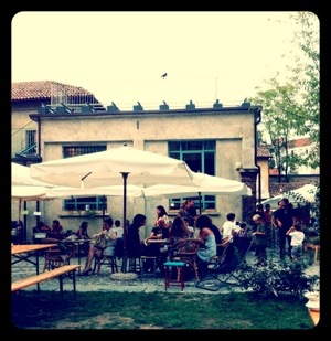 aperitivo all'aperto da Un Posto a Milano, Cascina Cuccagna