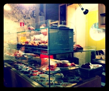 il bancone per l'aperitivo di Un posto a Milano